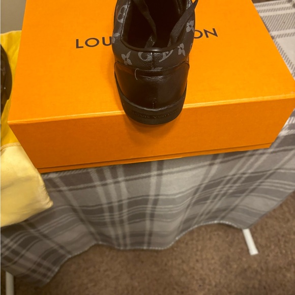 Authentic Louis Vuitton Men’s sneakers - Picture 5 of 9